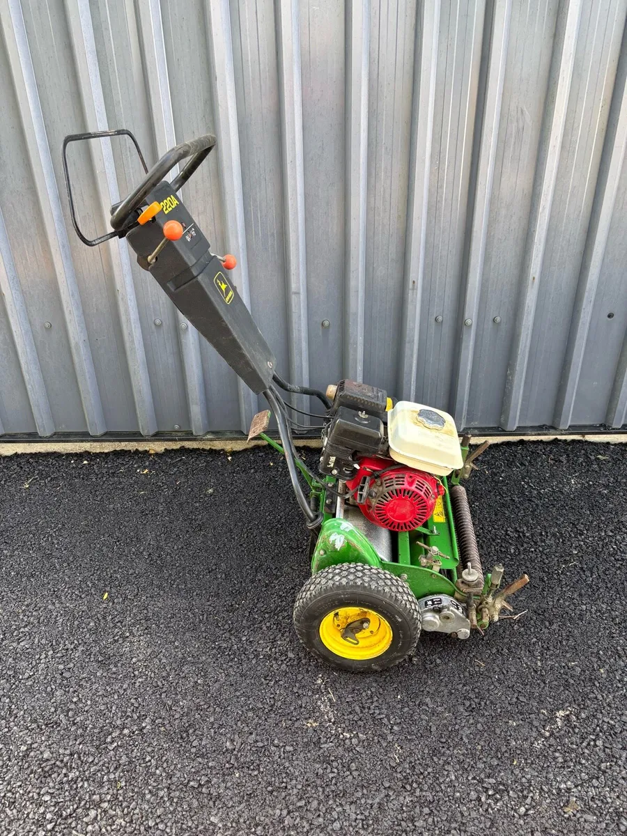 John Deere 220A greensmower - Image 4