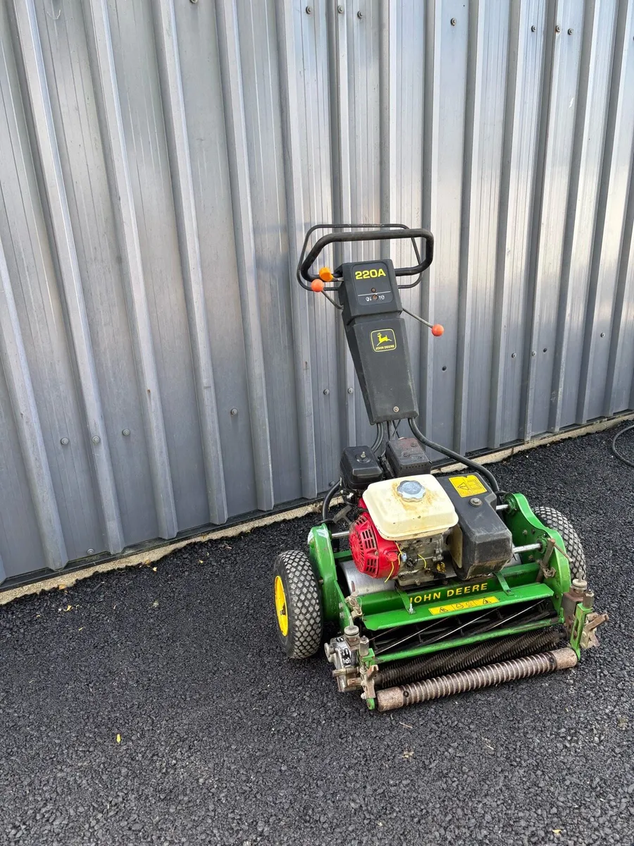 John Deere 220A greensmower - Image 1