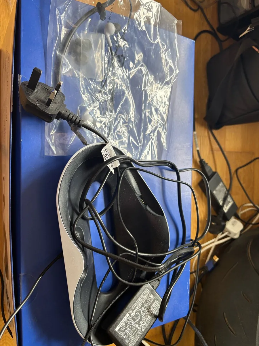 Sony PlayStation 5 VR headset and charging docks - Image 2