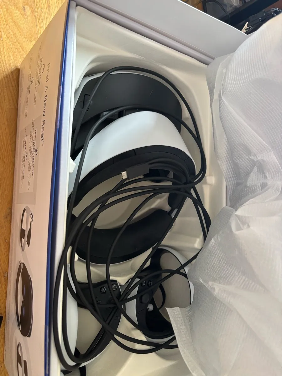 Sony PlayStation 5 VR headset and charging docks - Image 1