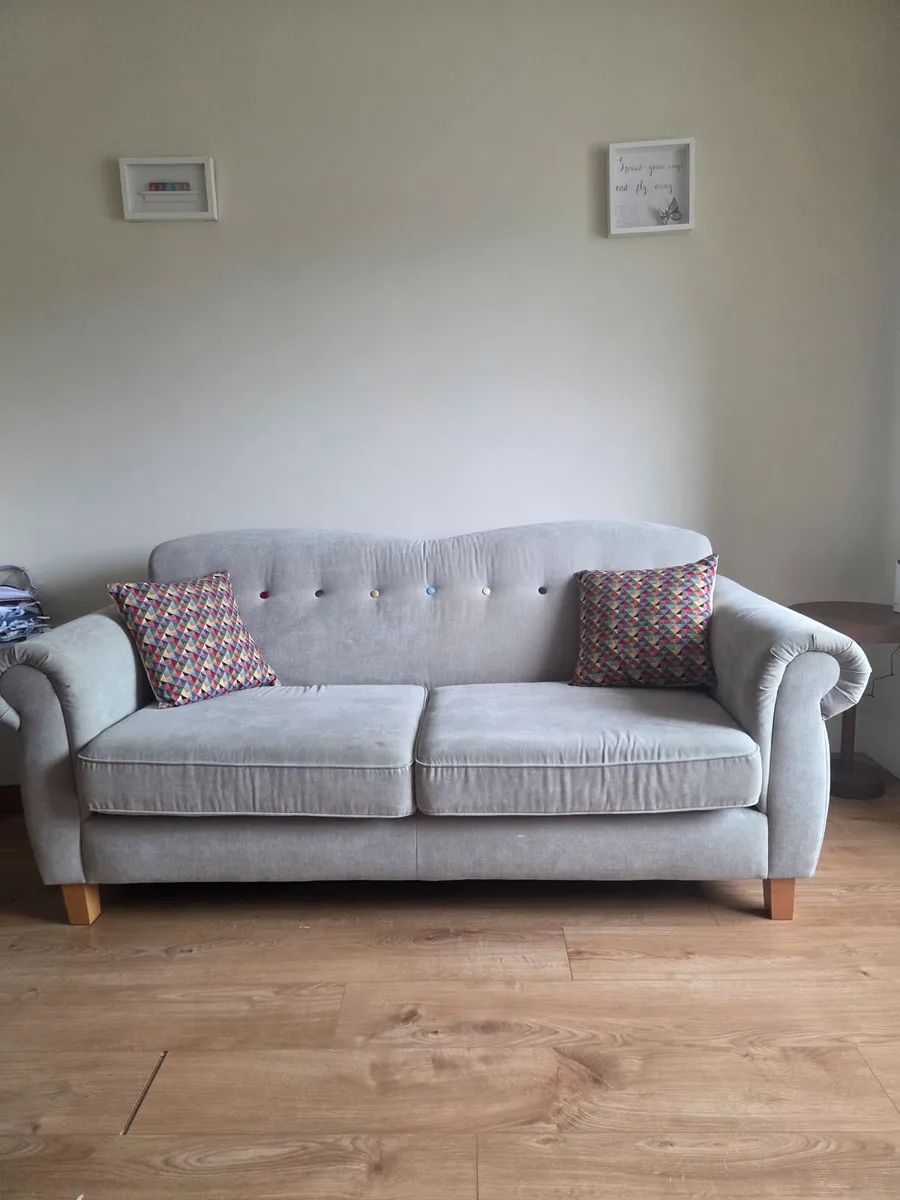 Beautiful sofa for sale- 3 seater - Image 1