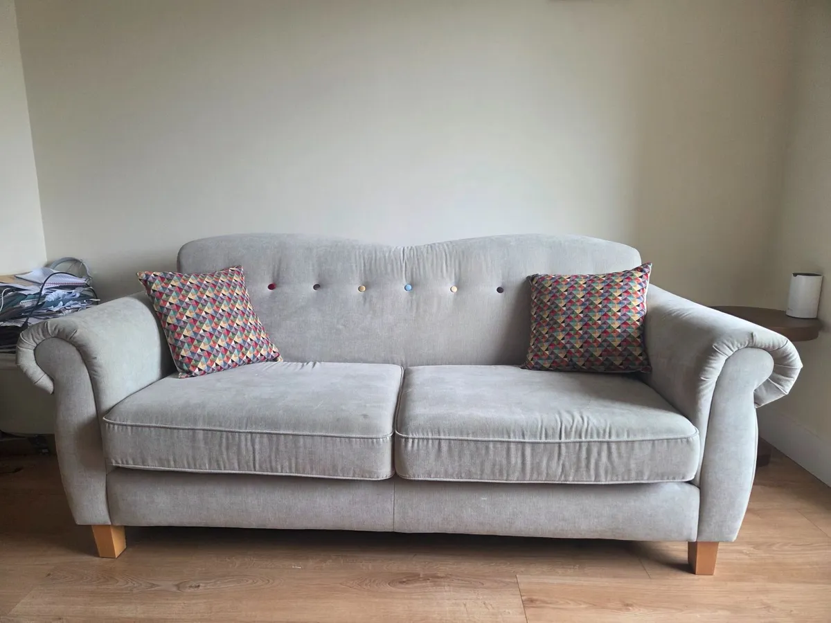 Beautiful sofa for sale- 3 seater - Image 2
