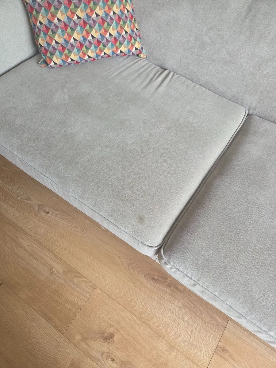 Beautiful sofa for sale- 3 seater - Image 4