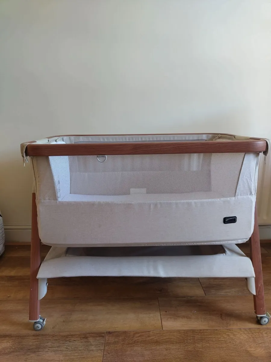 Tutti Bambini CoZee Air Bedside Crib - Image 3