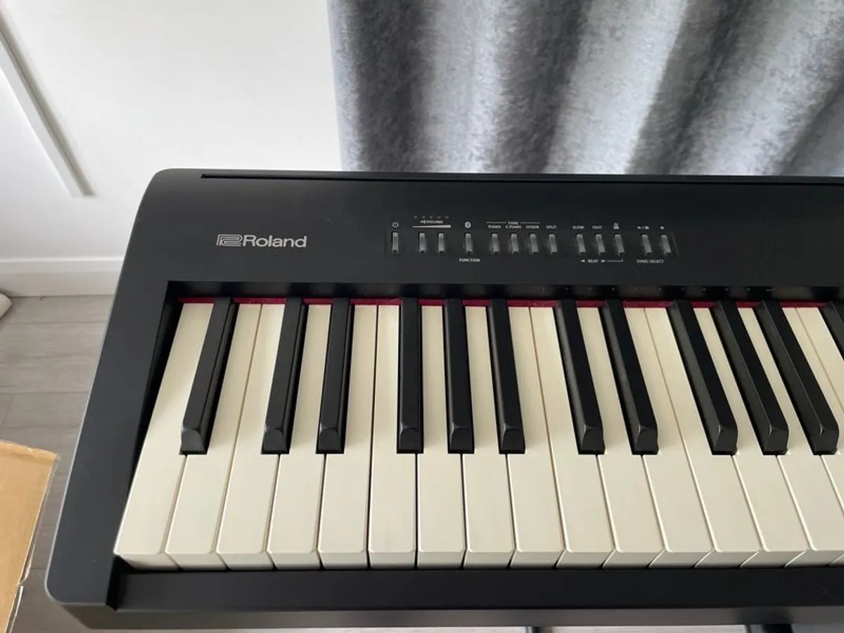 Roland digital piano FP-30 - Image 1