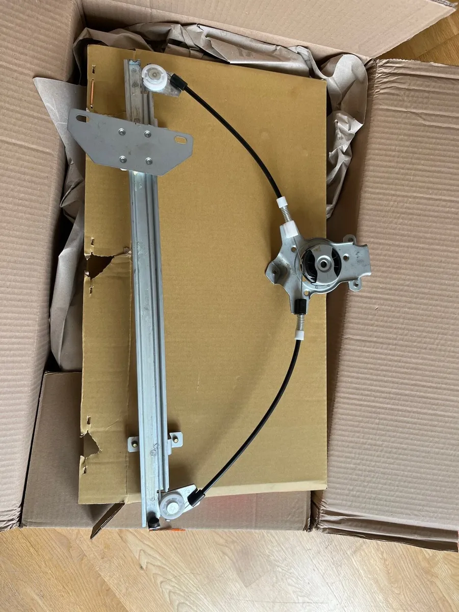 Navara D22 window regulator - Image 1