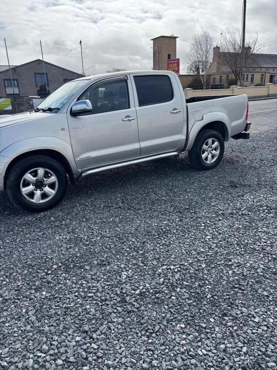 Toyota Hilux 2011 - Image 2
