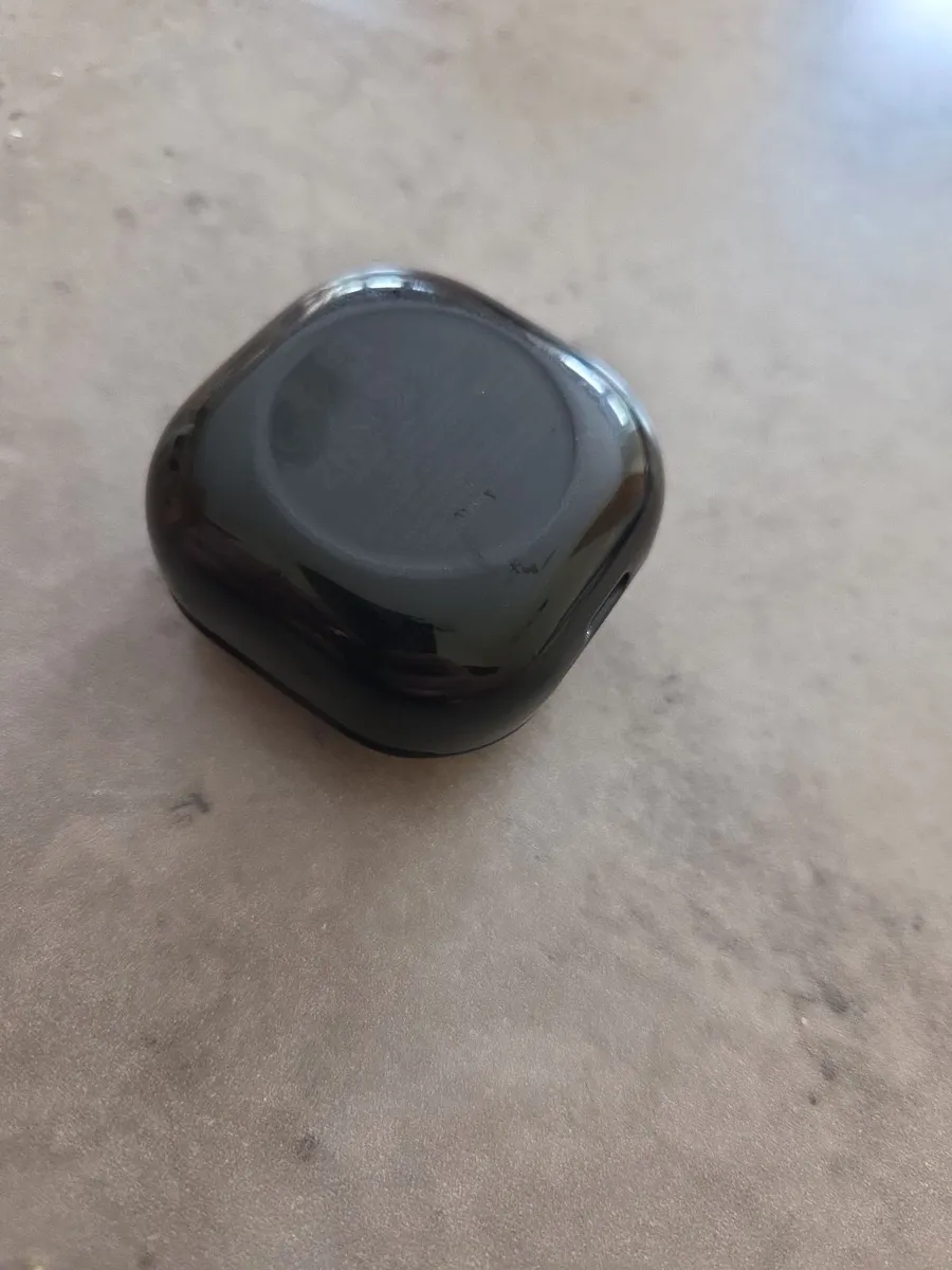 Samsung Galaxy Buds Live – Charging Case + Right E - Image 2