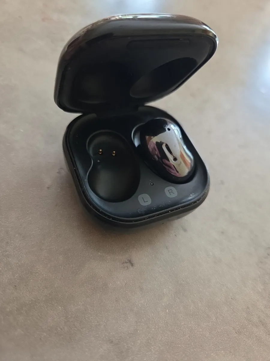 Samsung Galaxy Buds Live – Charging Case + Right E - Image 1