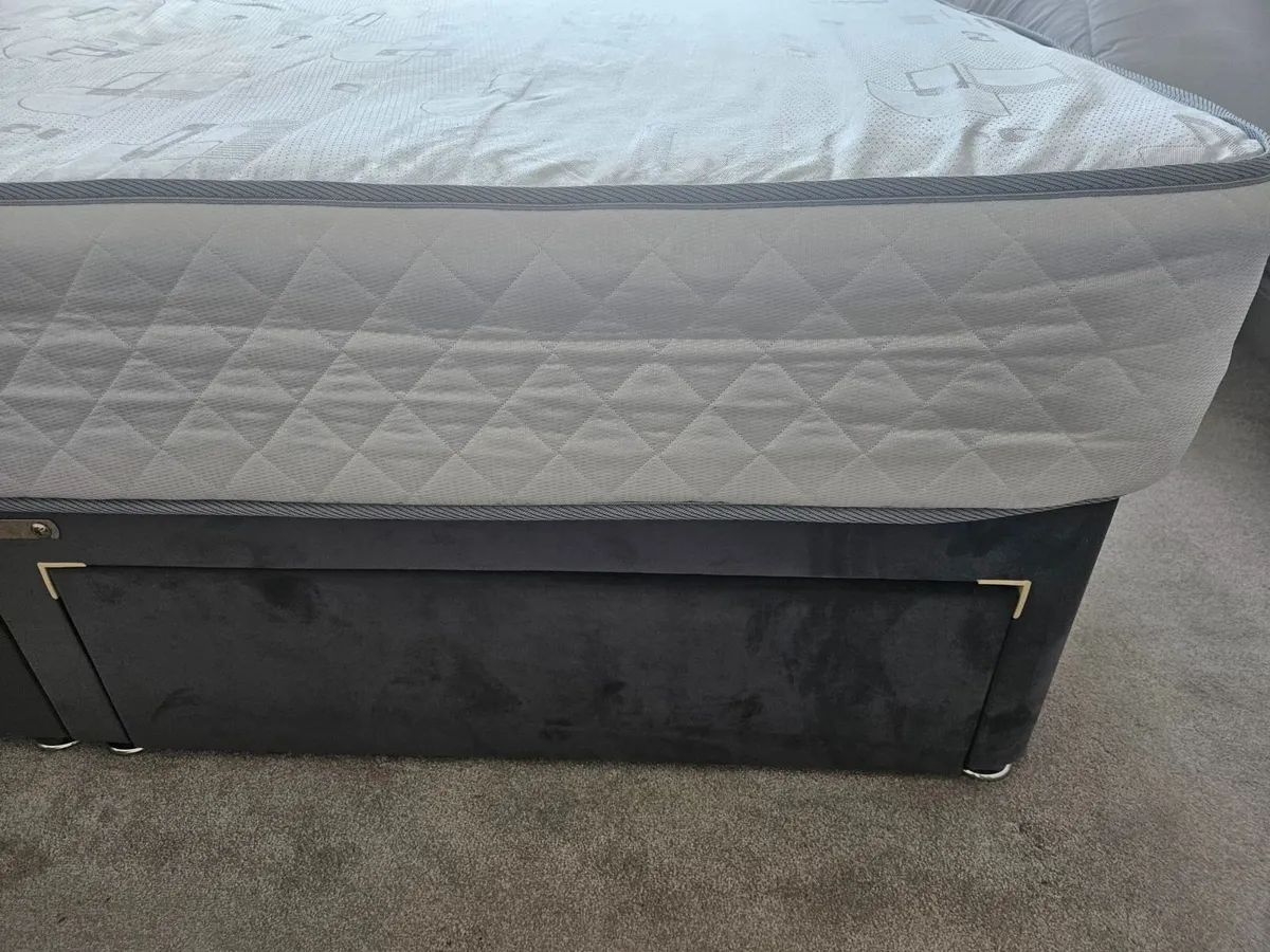 Double bed + matress - Image 2