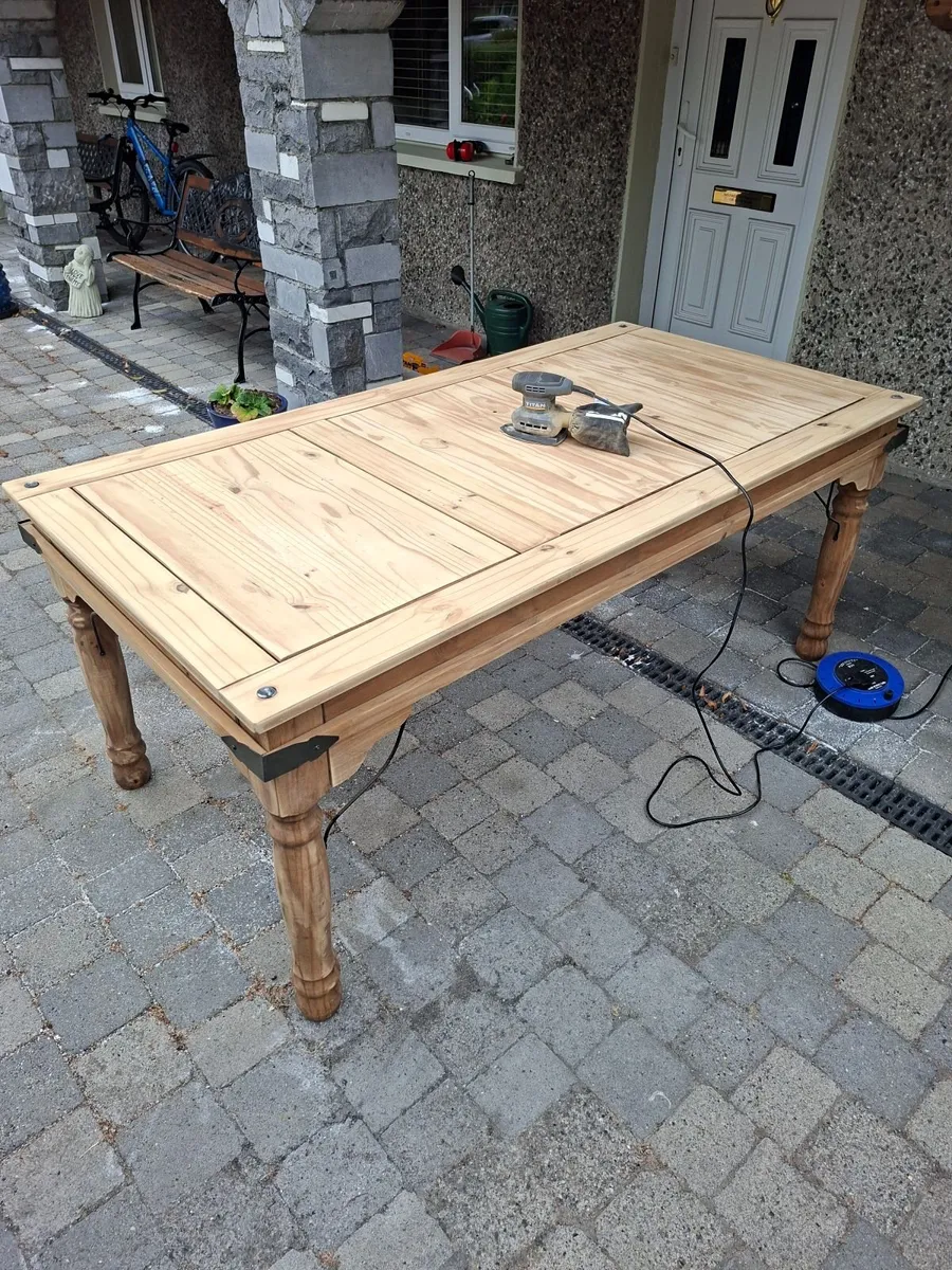 Table and chairs - Image 4