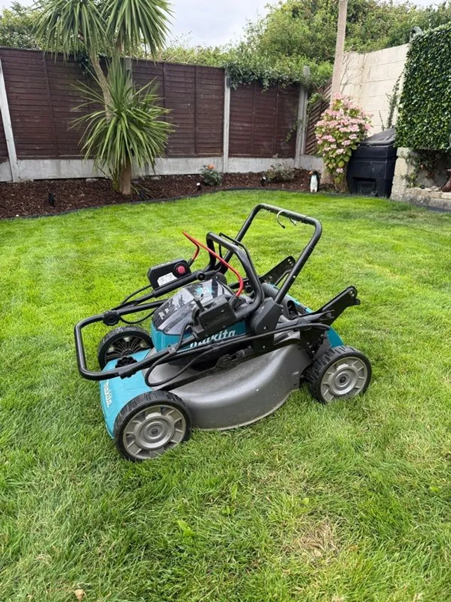 Makita 53cm Self-Propelled Twin 18V Brushless Lawn Mower + Lawn Striper - Image 3