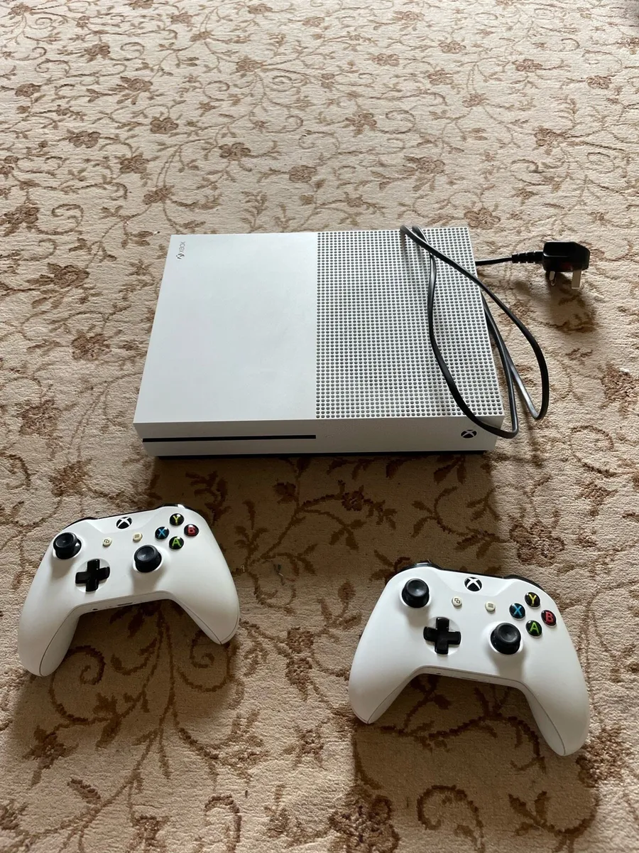Xbox One S with 2 controllers - Image 1