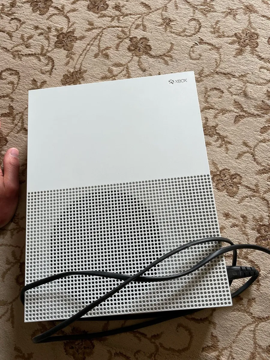 Xbox One S with 2 controllers - Image 2