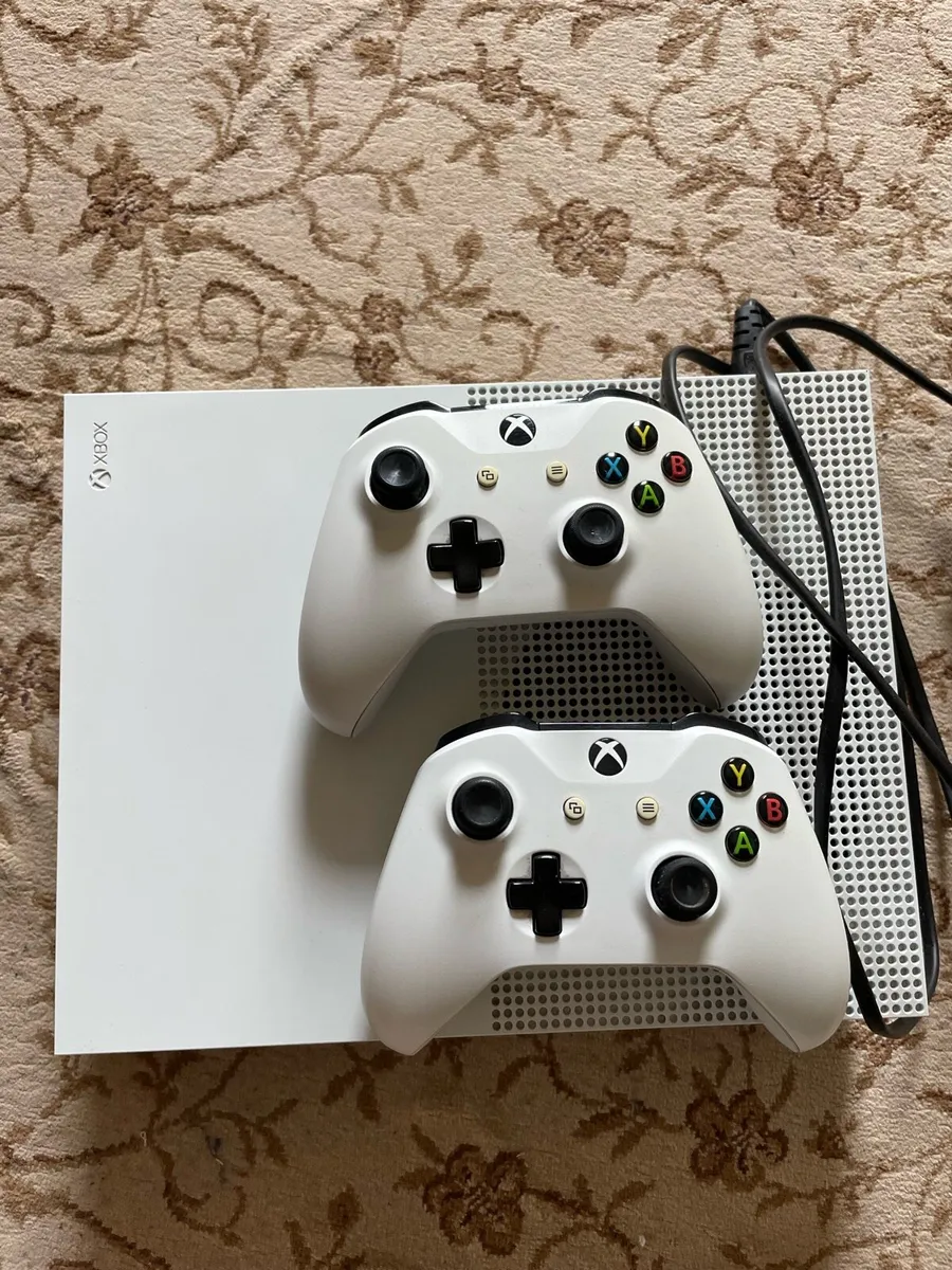Xbox One S with 2 controllers - Image 3