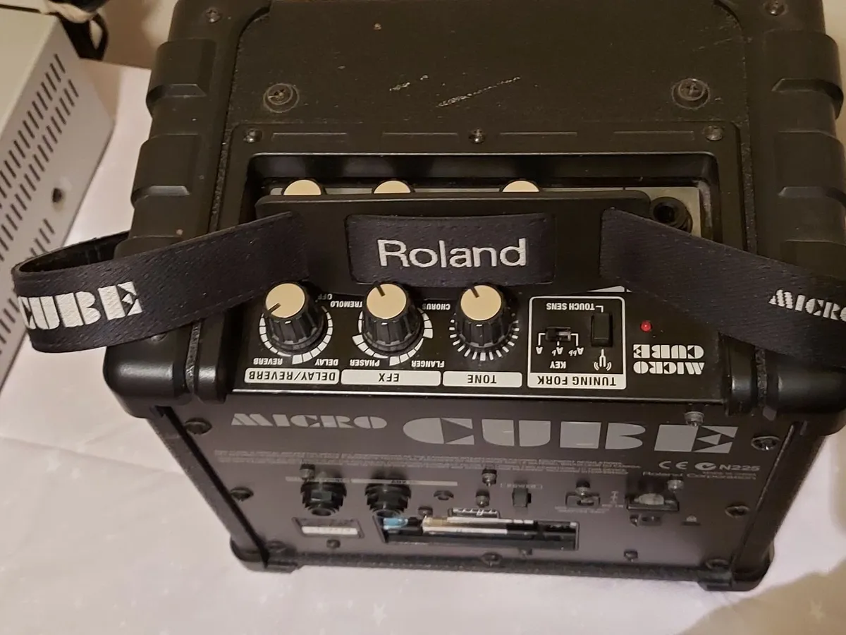 Roland Micro Cube Guitar Amplifier, Excellent cond - Image 3