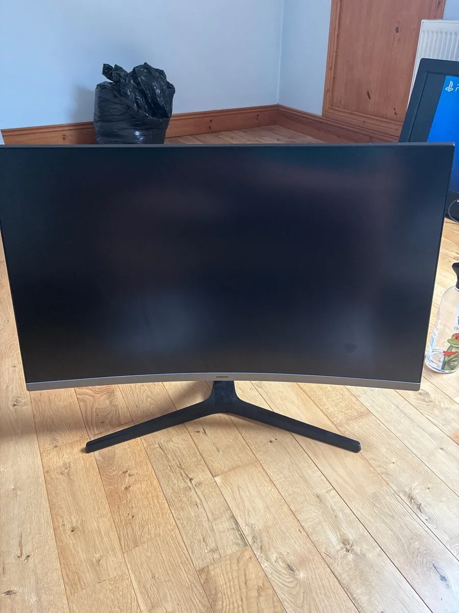 Samsung Full HD 32" curved 100Hz monitor - Image 1
