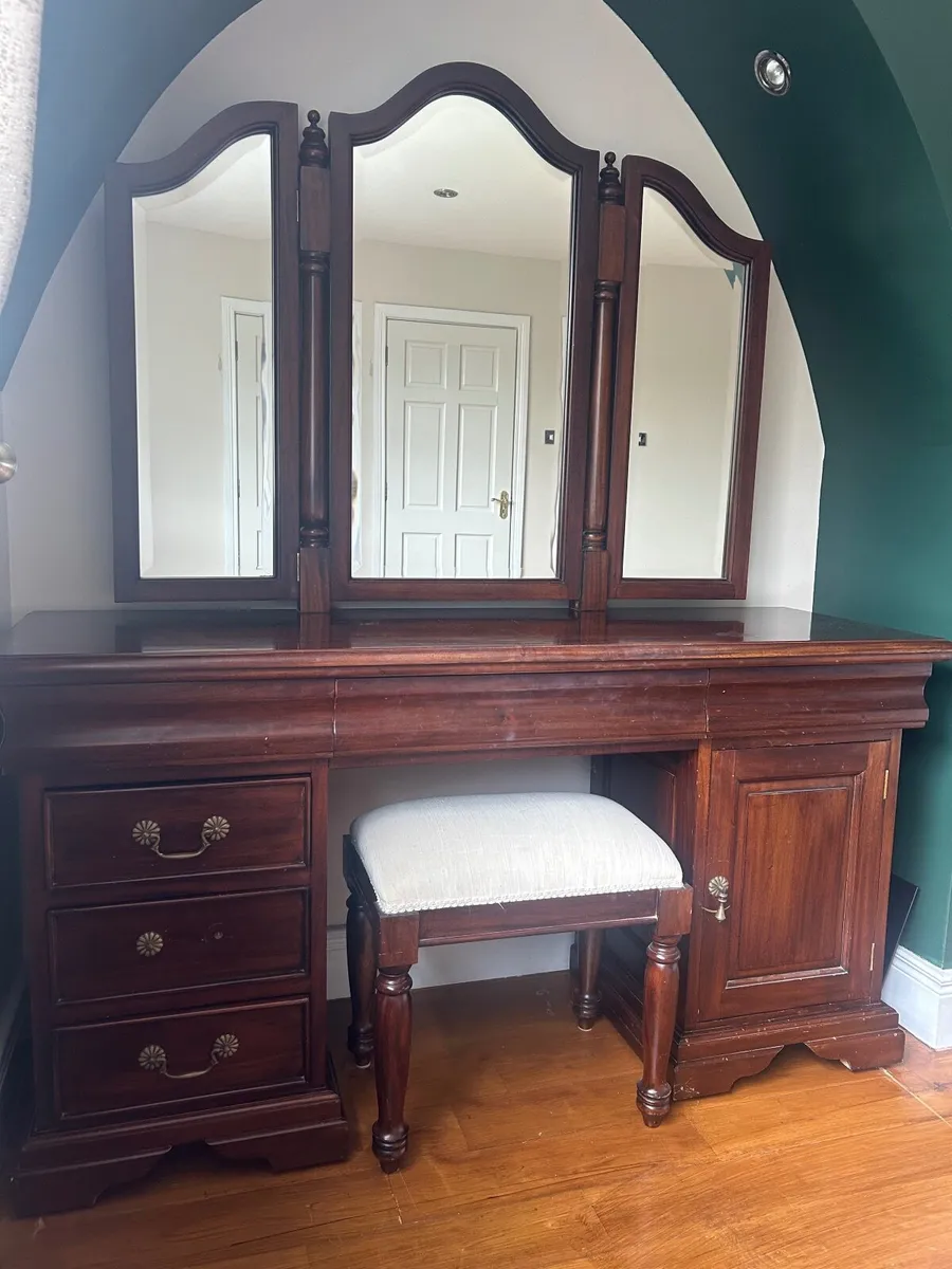 Mahogany Dressing table and Mirror - Image 1