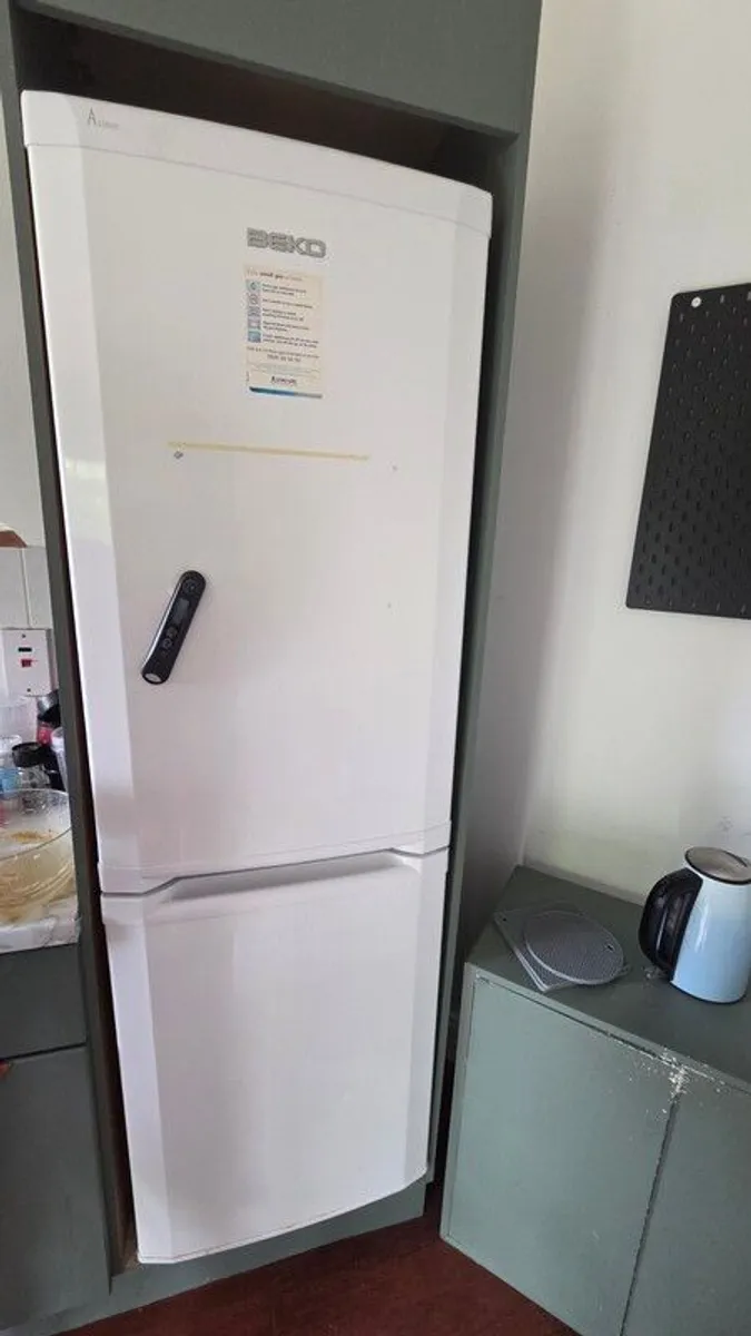 Fridge freezer, oven, extractor fan and slimline dishwasher - Image 3