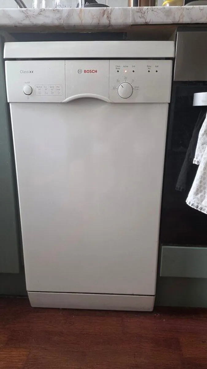 Fridge freezer, oven, extractor fan and slimline dishwasher - Image 4