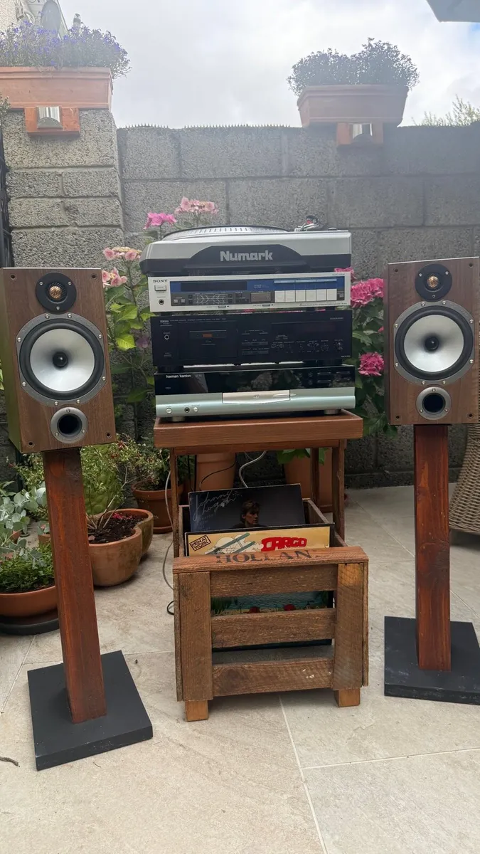 Audio set with stand and speakers+ 10 records - Image 1