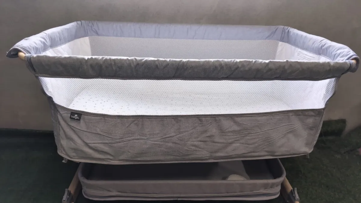 ‘Next to me’ infant bedside cot - Image 1