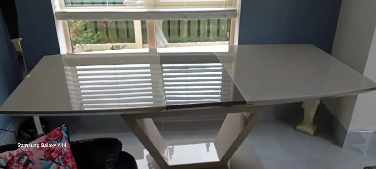 Table and chairs - Image 3