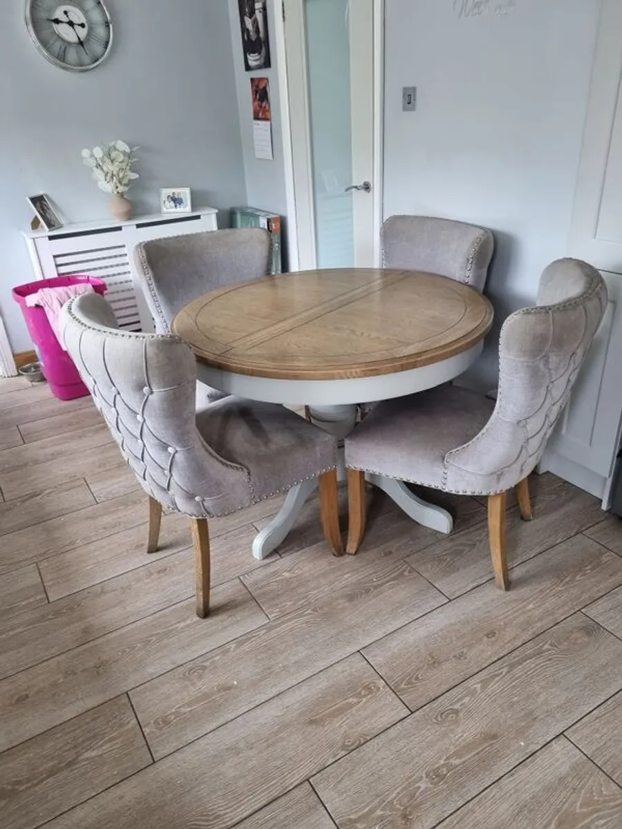 Table and chairs - Image 1