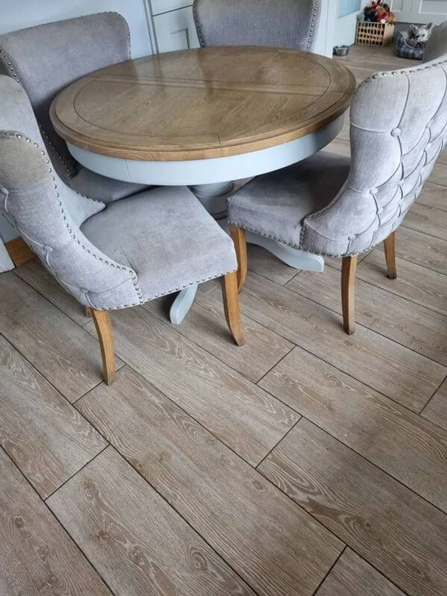 Table and chairs - Image 2