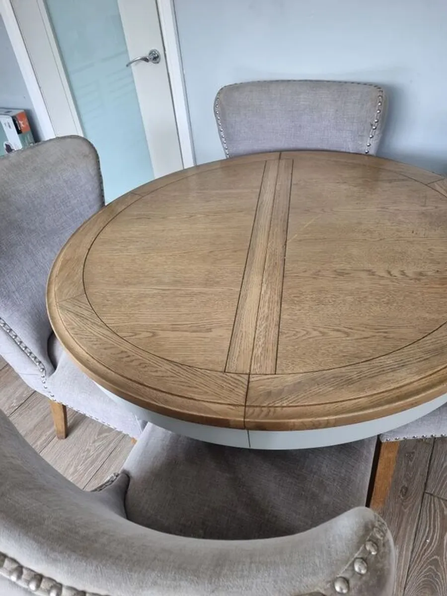 Table and chairs - Image 3