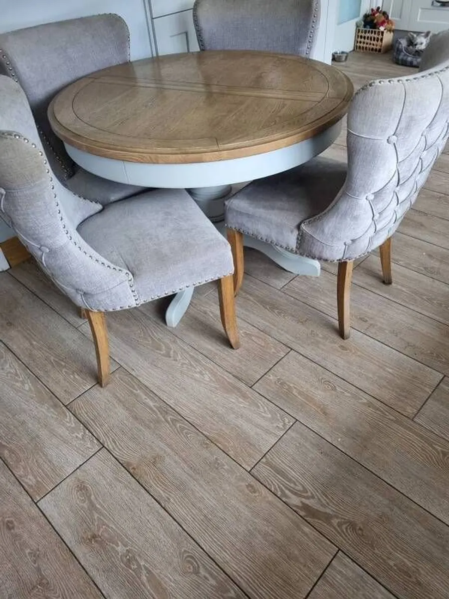 Table and chairs - Image 4