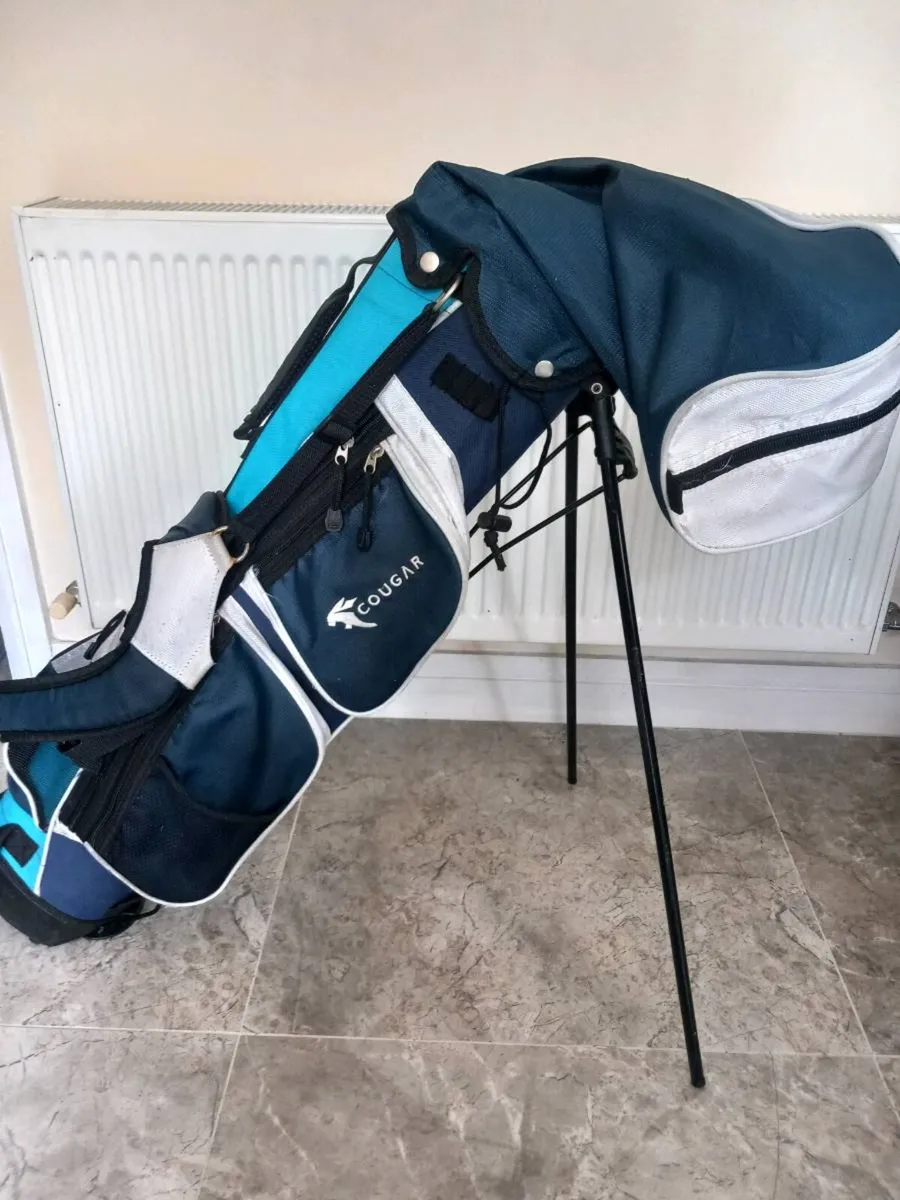 Junior golf bag with stand. - Image 2