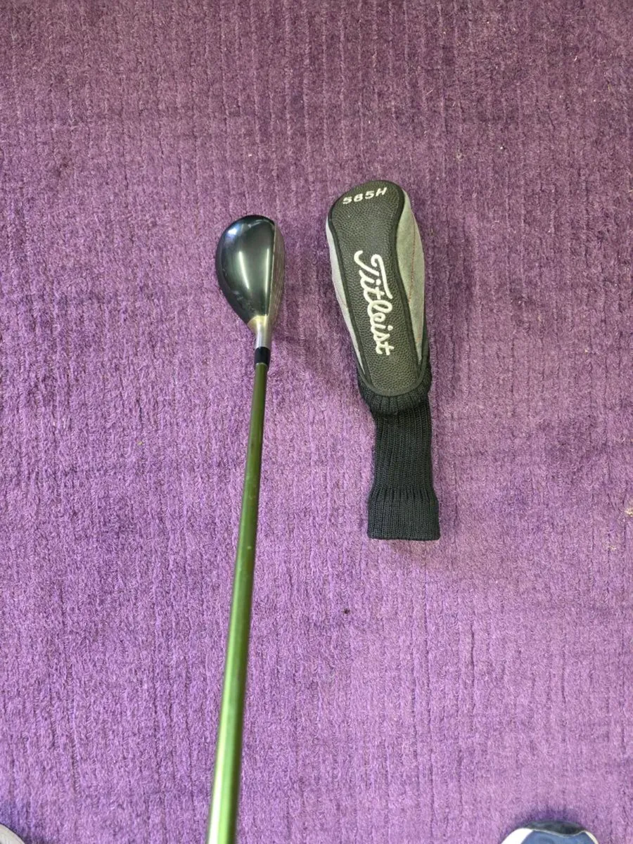 Left handed Titleist 585H 19deg Hybrid - Image 1