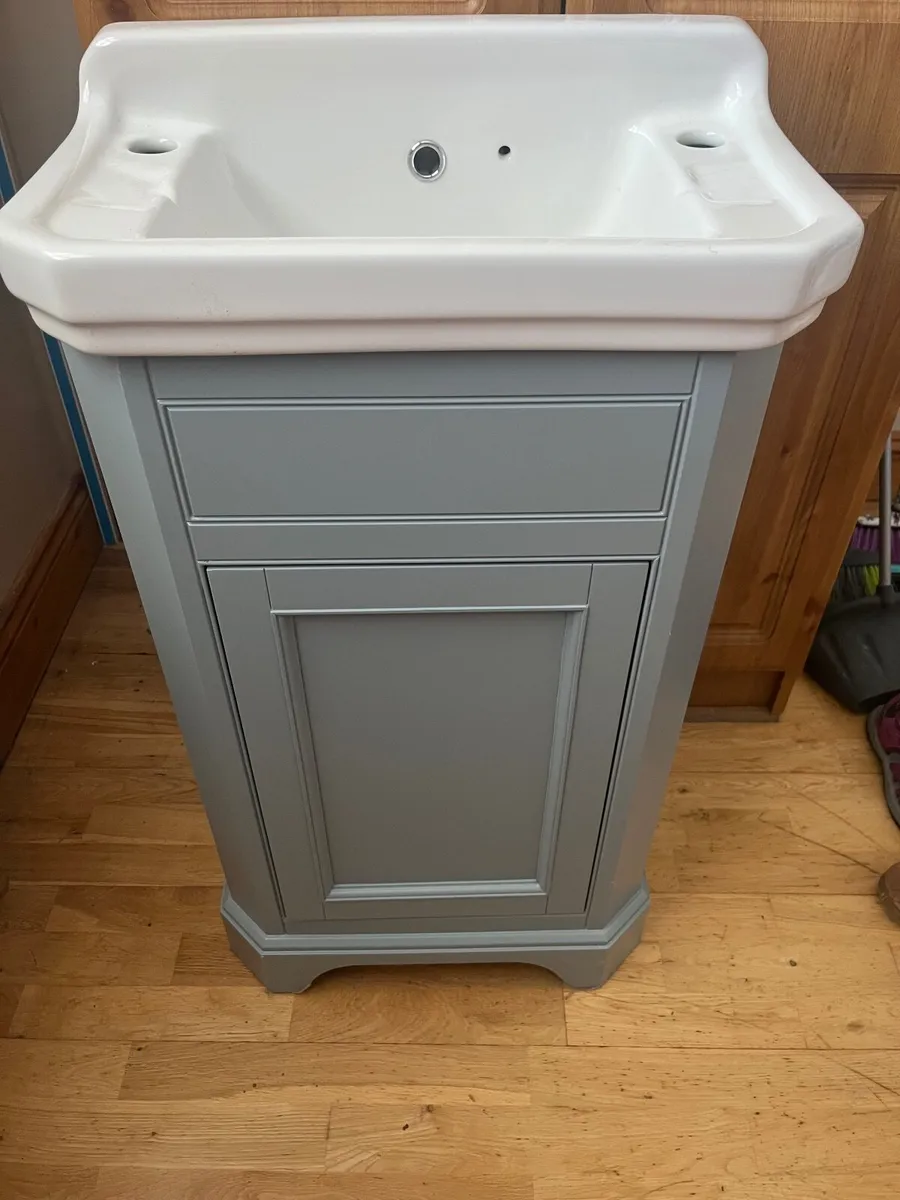 Bathroom vanity unit - Image 1