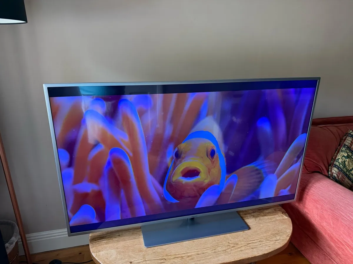 55” UHD SAMSUNG TV - Image 1