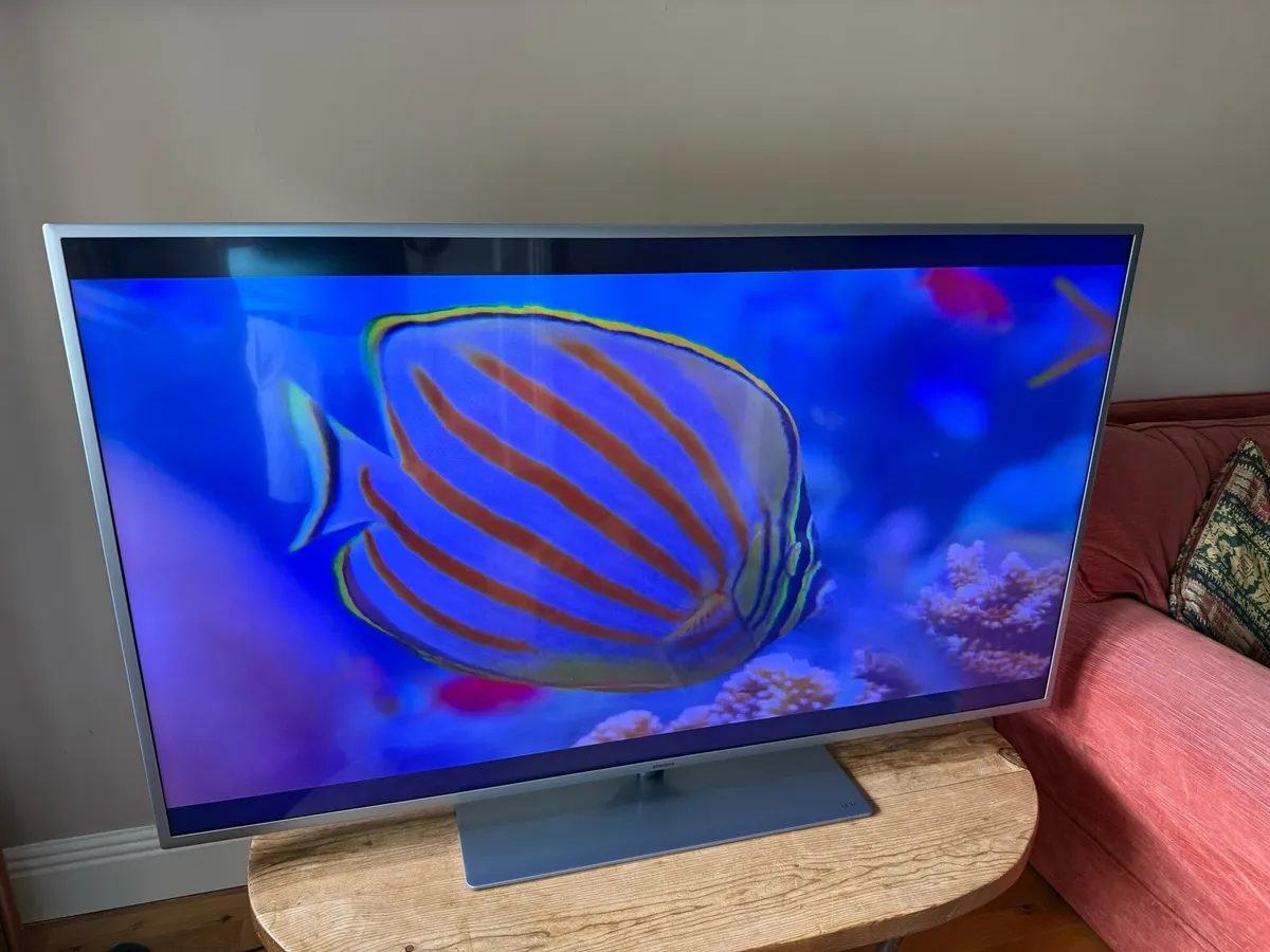 55” UHD SAMSUNG TV - Image 2