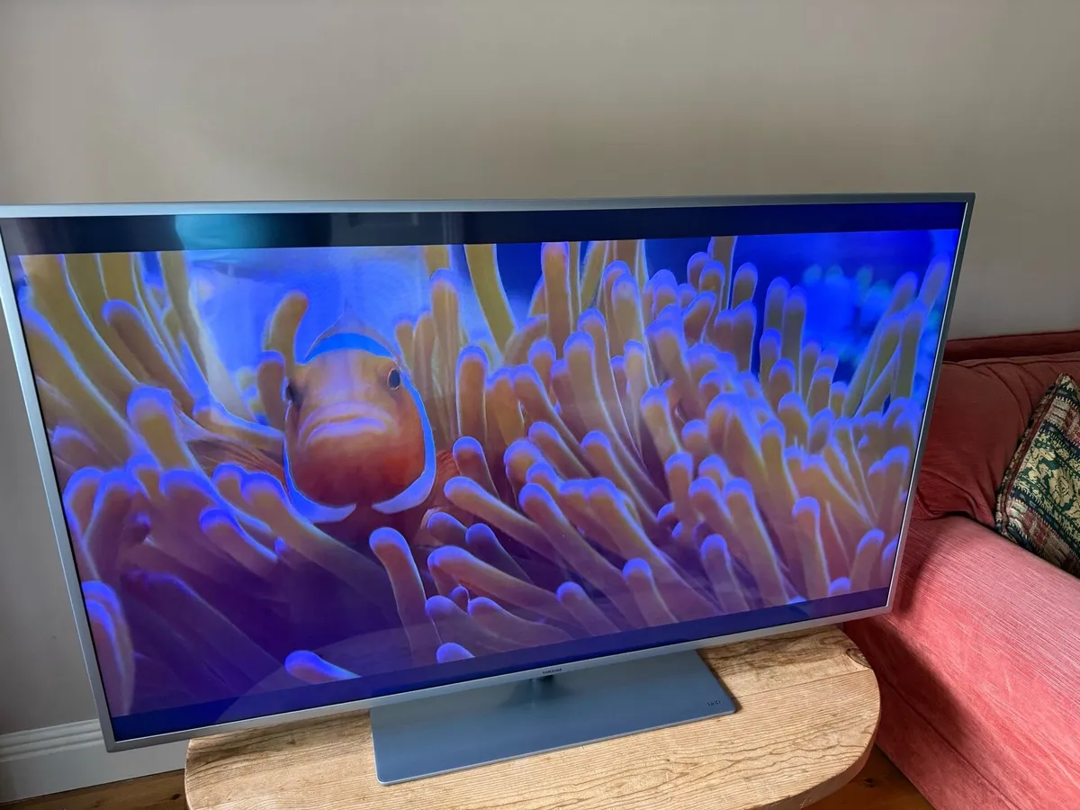 55” UHD SAMSUNG TV - Image 3