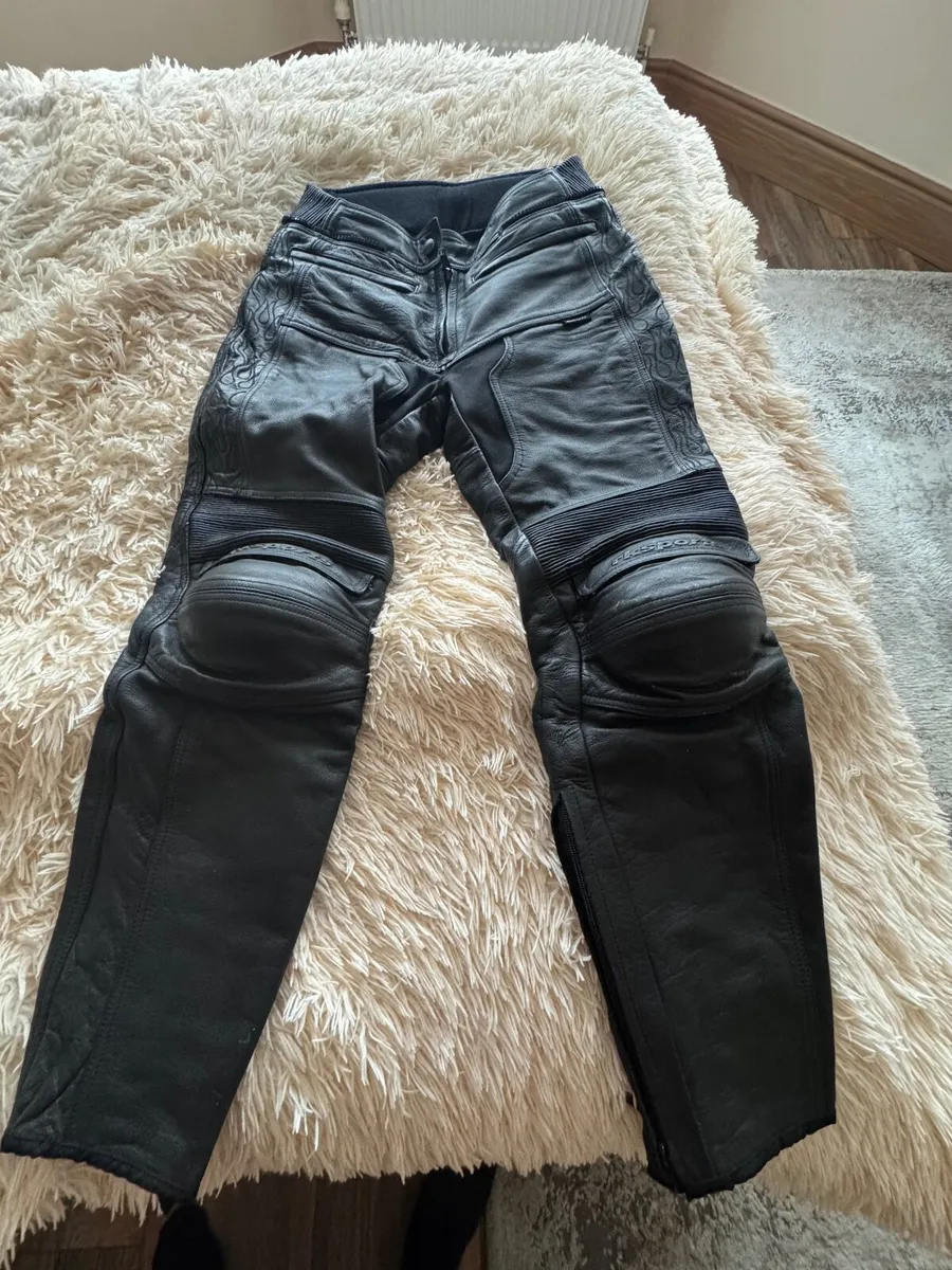Lady’s leather motorcycle suite - Image 4
