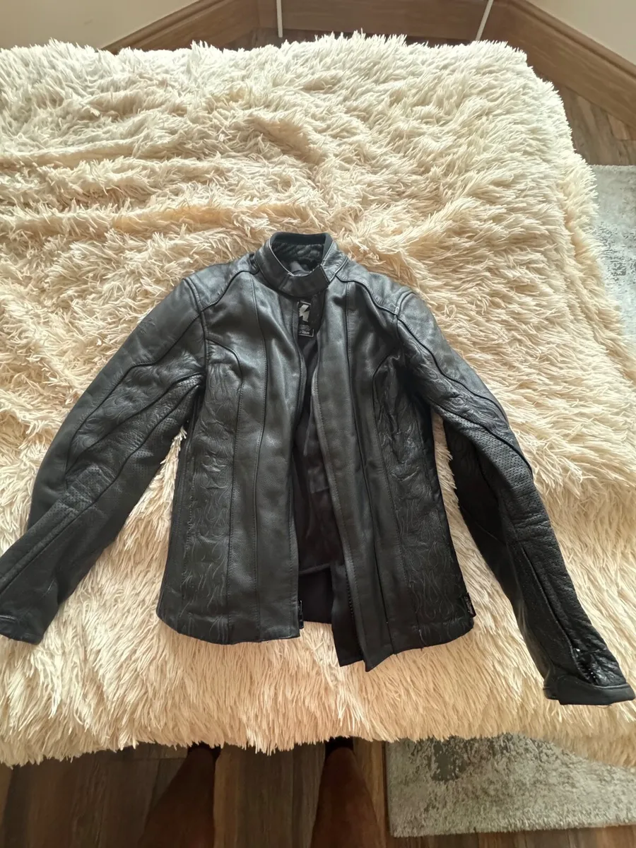 Lady’s leather motorcycle suite - Image 2