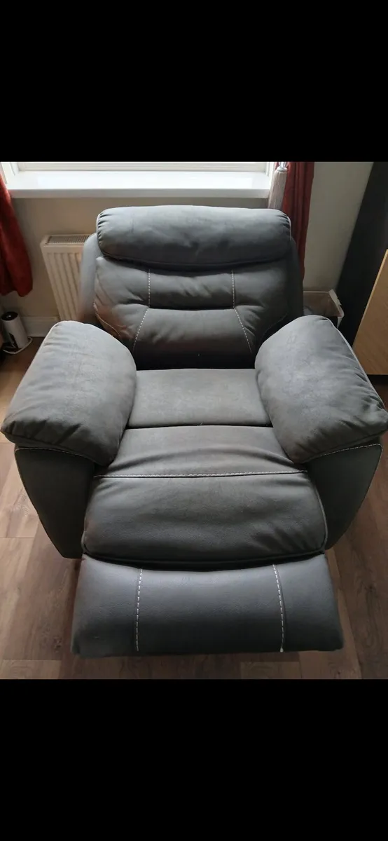 Electic Recliner with USB charger. - Image 2