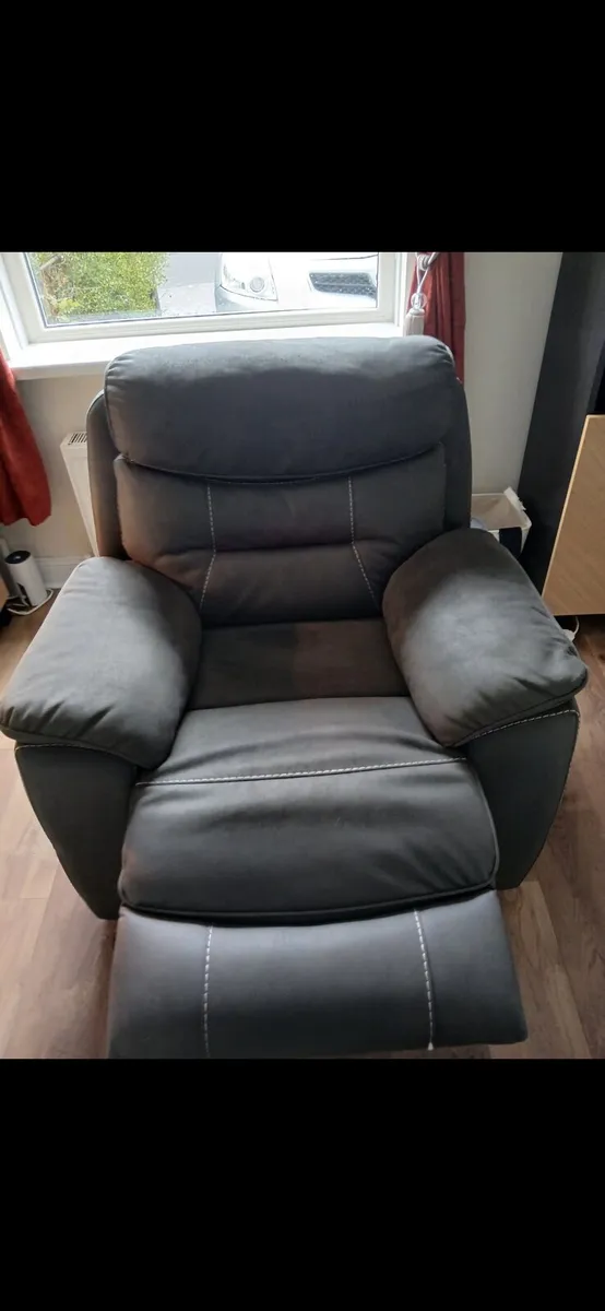 Electic Recliner with USB charger. - Image 3