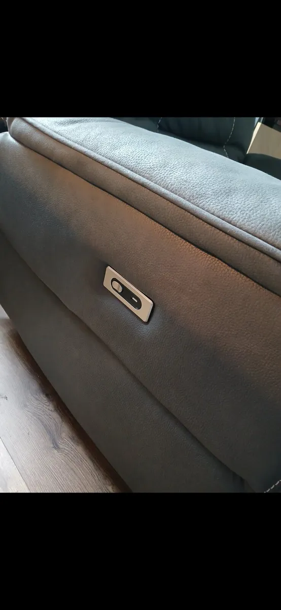 Electic Recliner with USB charger. - Image 4