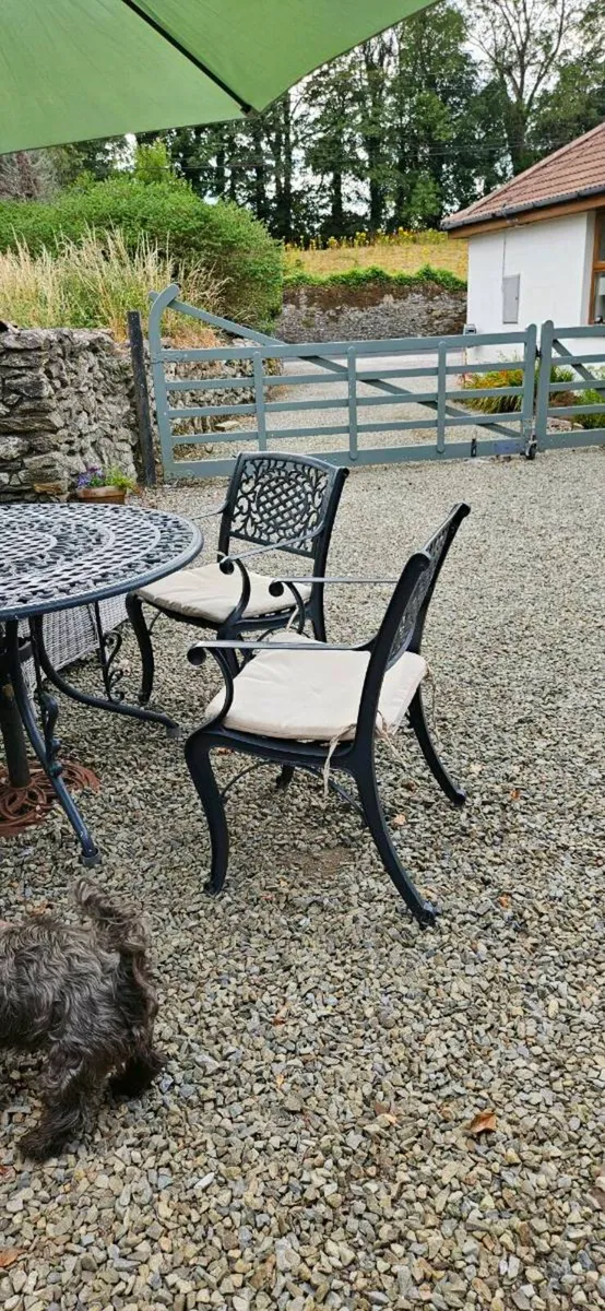 Cast aluminium garden 4 chair & table - Image 3