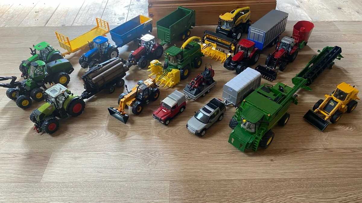 Toy tractors - Image 1