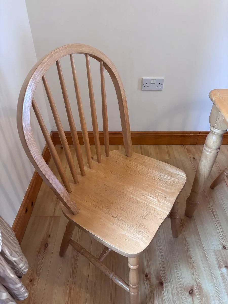 Table and chairs - Image 4
