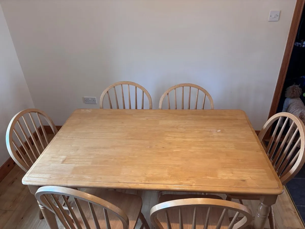 Table and chairs - Image 3
