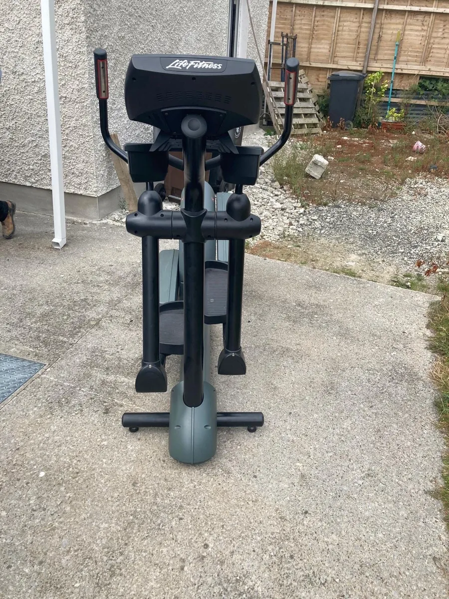 Life Fitness 9500HR commercial cross trainer - Image 2