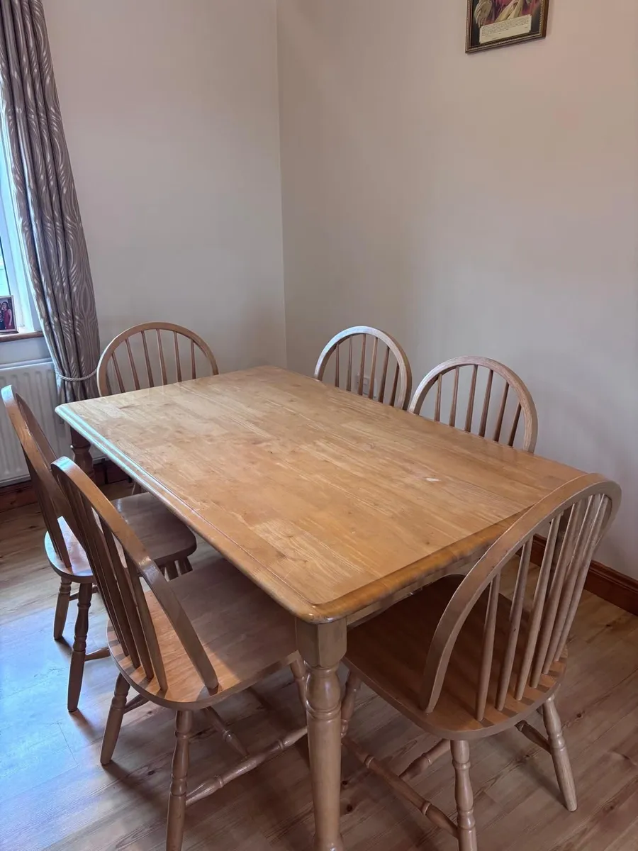 Table and chairs - Image 1