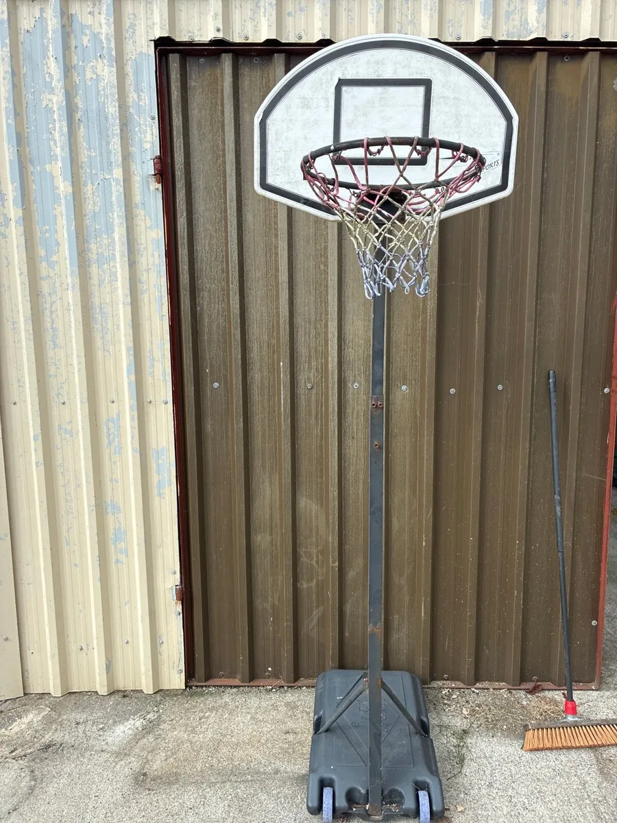 Basketball hoop - Image 1