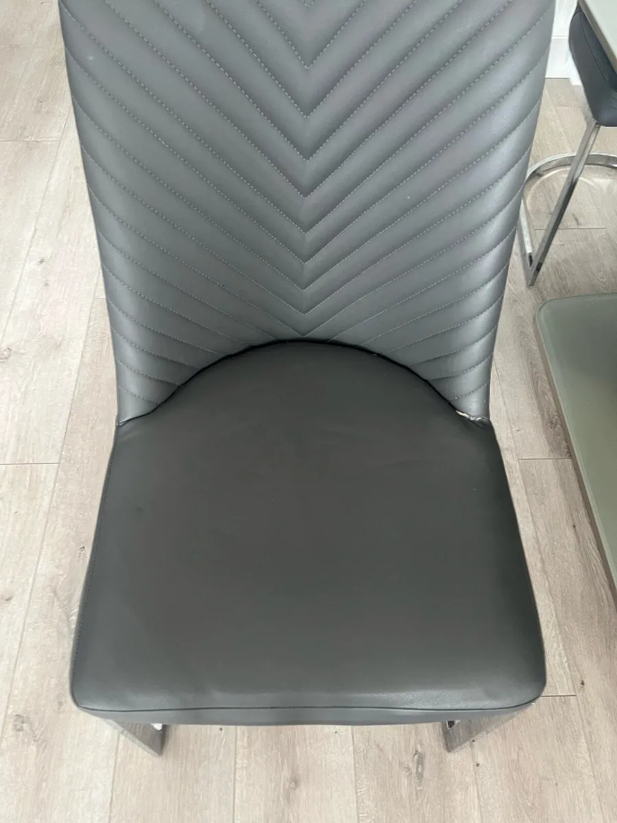 6 Dining Table chairs - Image 1